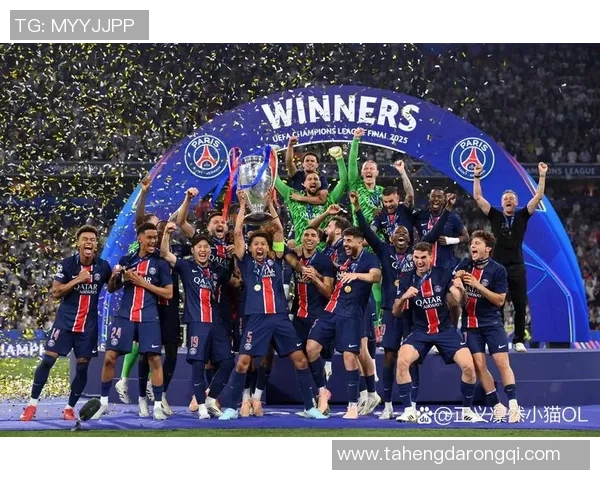 足球明星荣耀归国庆祝夺冠成就与家乡人民共享喜悦